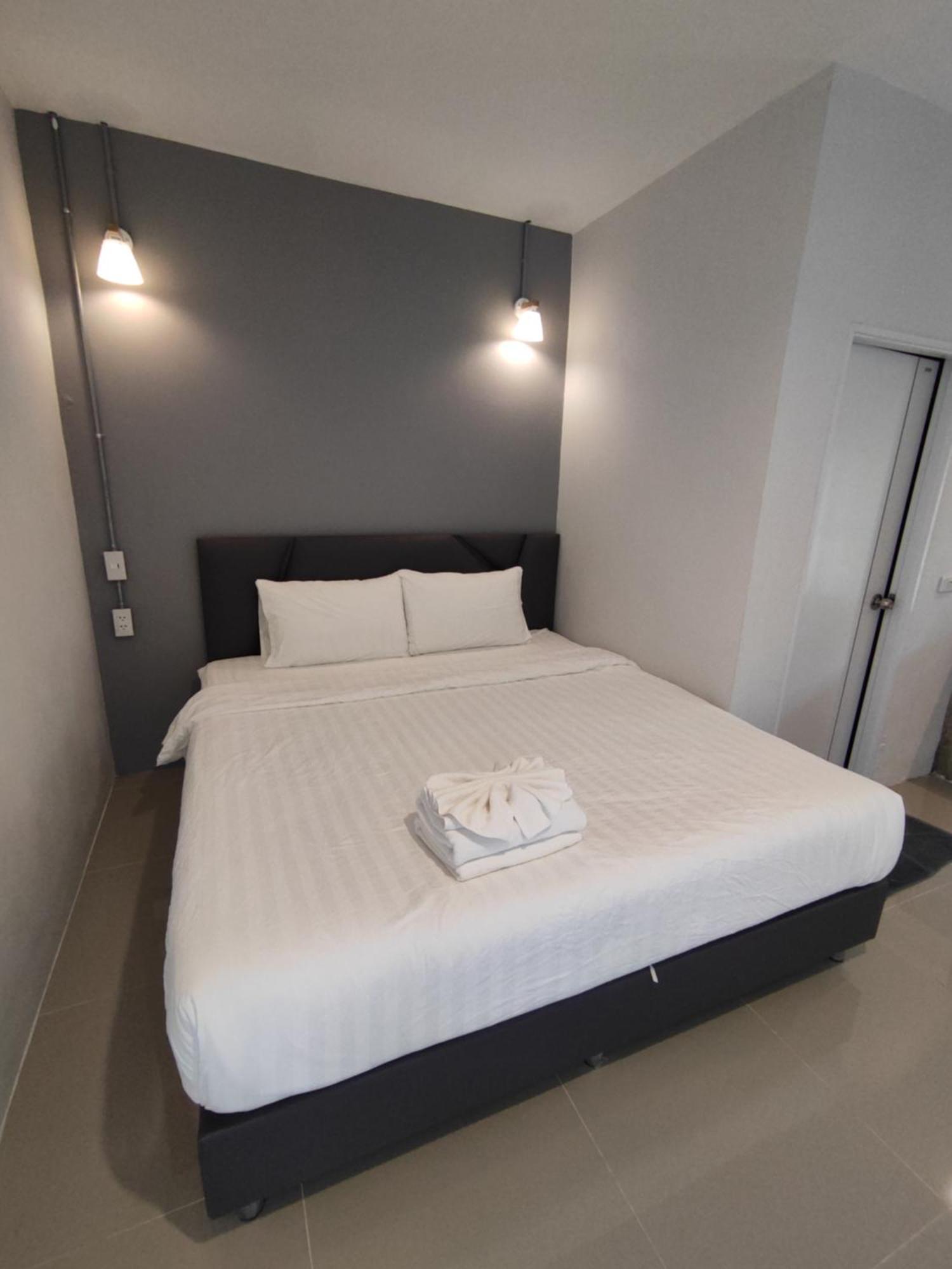 Life Hotel Rong Khun Ban Mai  Exteriör bild